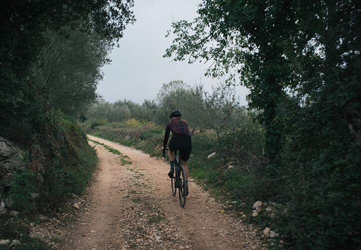 sullo sterrato con la gravel bike