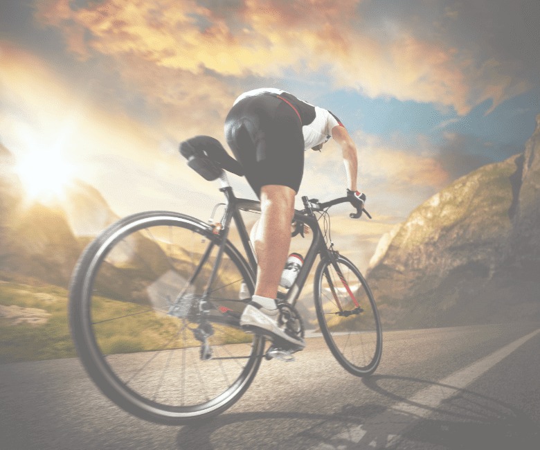 ciclista bici da strada in sella